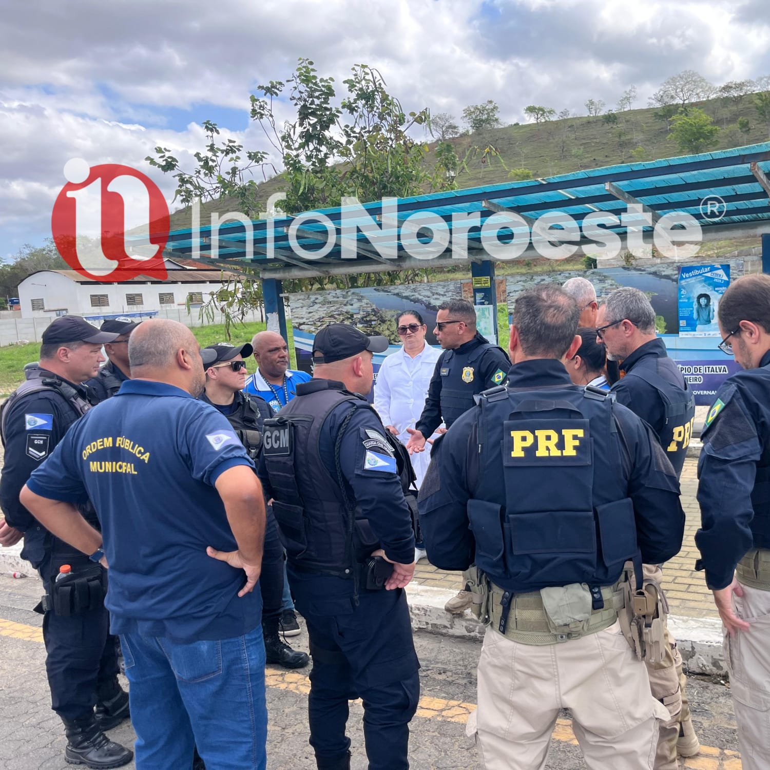 AGENTES DE SEGURANÇA EXECUTAM AÇÃO DE ORIENTAÇÃO NO TRÂNSITO NO CENTRO DE ITALVA.