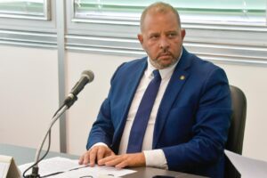 DEPUTADO REAGE A FURTO E IMOBILIZA SUSPEITO NO CENTRO DO RIO DE JANEIRO.