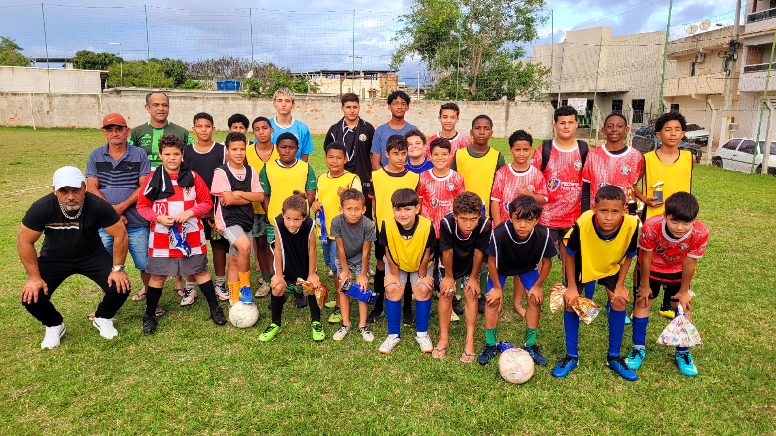 PROJETO DE FUTEBOL "EDUCAR PARA NÃO PUNIR" DISTRIBUI PREMIAÇÃO PARA O FIM DE TEMPORADA 2025.