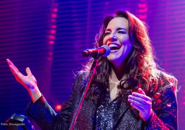 CANTORA ANA CAROLINA É VAIADA NA BAHIA E CACHÊ DE 396 MIL REVOLTA MORADORES.