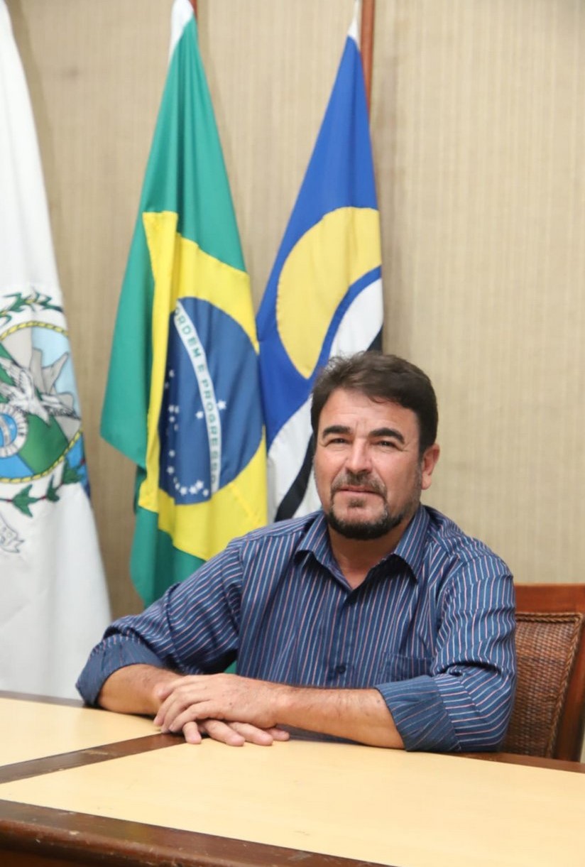 ACIDENTE DE CARRO EM CARAPEBUS  ENVOLVE PREFEITO DE QUISSAMÃ E ESPOSA.