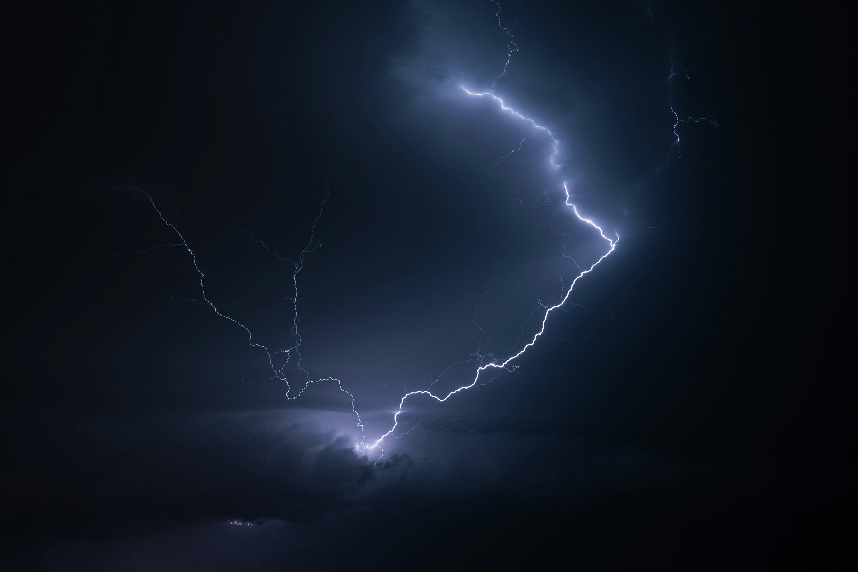 MADRUGADA DE APAGÃO EM VÁRIAS CIDADES DO NOROESTE DO RIO.