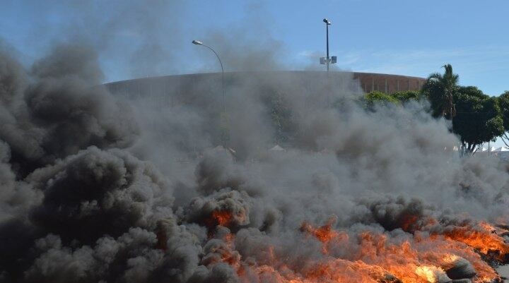 CAMPOS: MANIFESTAÇÃO FECHA AVENIDA APÓS ORDEM DE DEMOLIÇÃO EM QUIOSQUE.