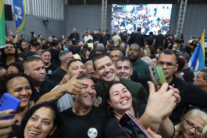 DOUGLAS RUAS DEFENDE GOVERNO PARA OS 92 MUNICÍPIOS EM EVENTO EM MESQUITA/RJ.