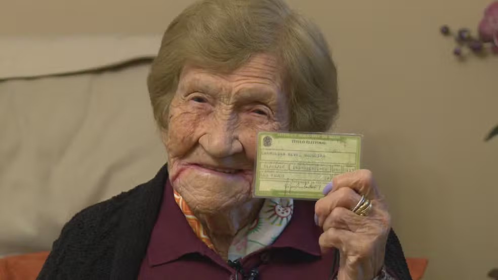ELEITORA COM 106 ANOS E QUE NASCEU ANTES DA JUSTIÇA ELEITORAL VAI VOTAR NESTE DOMINGO.