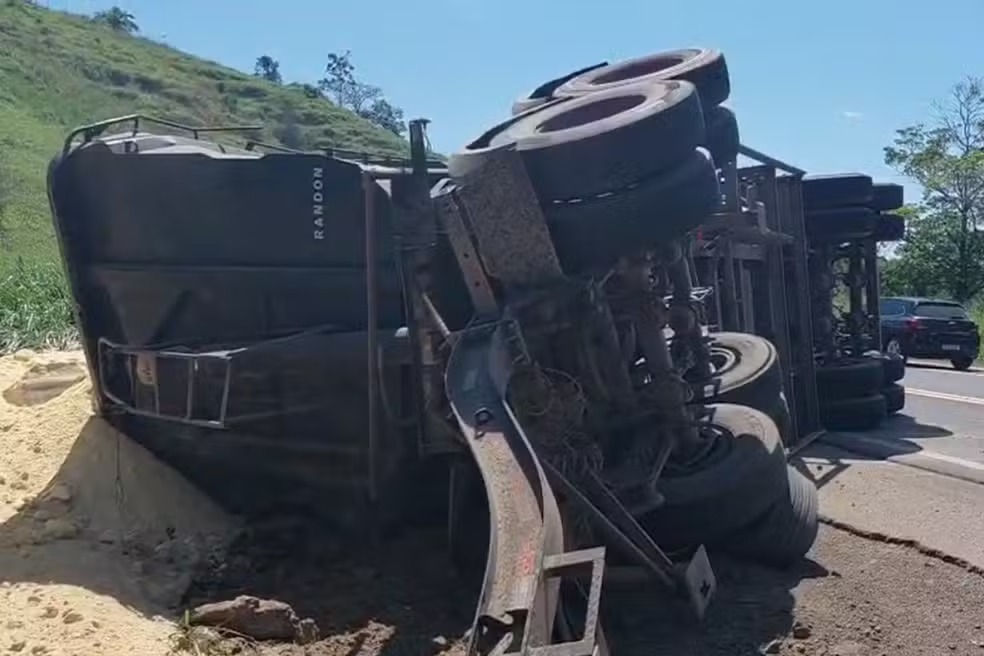 CARRETA CARREGADA COM FARELO DE MILHO TOMBA EM CARDOSO MOREIRA.