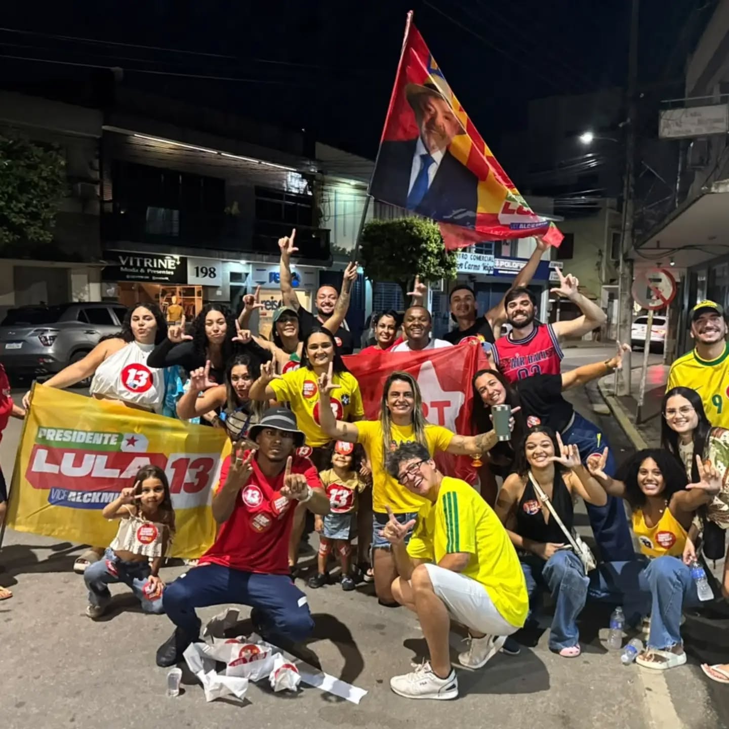 CARDOSENSES E ITALVENSES VÃO AS RUAS COMEMORAR VITÓRIA DE LULA.