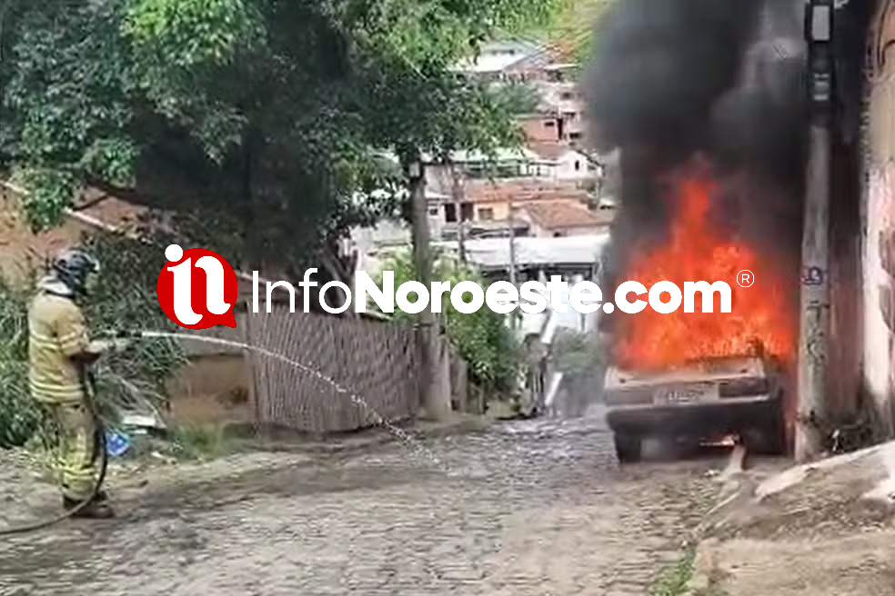 CARRO PEGA FOGO EM BAIRRO DE BOM JESUS DO ITABAPOANA.